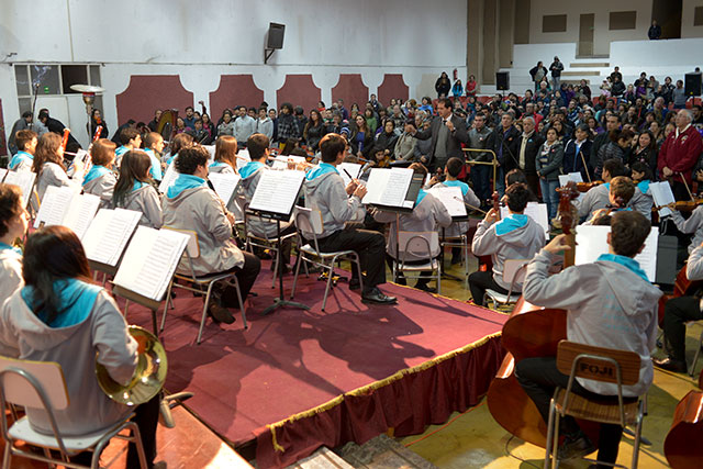 Orquesta Sinfónica Estudiantil Metropolitana (OSEM) en Ex Cine Alhué, Población Dávila, Pedro Aguirre Cerda, 2014