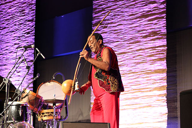 Naná Vasconcelos en concierto junto a Egberto Gismonti. Santiago, 2014 (foto: Felipe Zubieta)