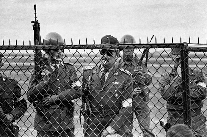 Guardias. Campo de prisioneros, 1973 (foto: Marcelo Montecino)