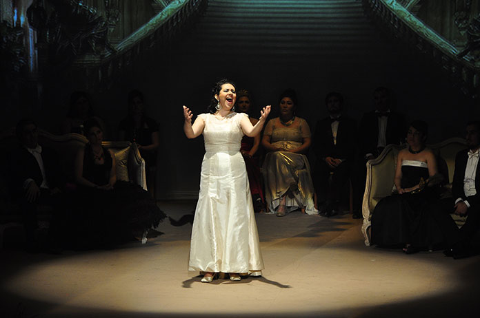 La soprano Paulina González en la adaptación de la opereta «El Murciélago». Teatro Regional del Maule, 2014.