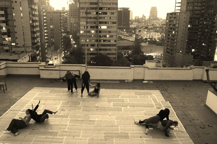 Grupo de personas practicando Contacto Improvisación en la ciudad