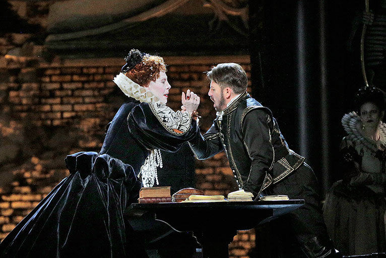 La soprano Sondra Radvanovsky como Reina Isabel y el tenor Matthew Polenzani como Devereux en la ópera de Gaetano Donizetti, «Roberto Devereux»
