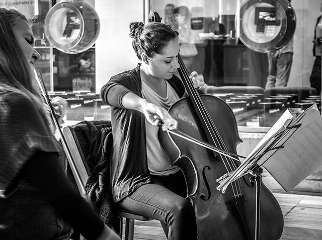 Girls playing violoncello